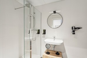 One-Bedroom Apartment (Ground Floor) | Baño | Amenidades de baño ecológicas, secadora de cabello, toallas, jabón 
