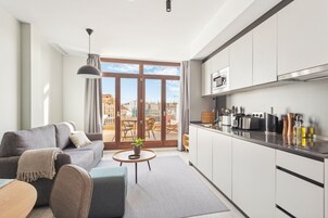 One-Bedroom Apartment with rooftop terrace | Özel mutfak | Buzdolabı, mikrodalga fırın, set üstü ocak, bulaşık makinesi 