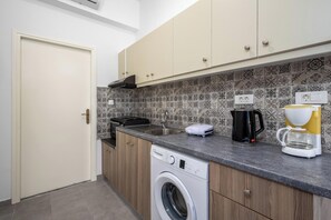 Fridge, oven, coffee/tea maker, electric kettle