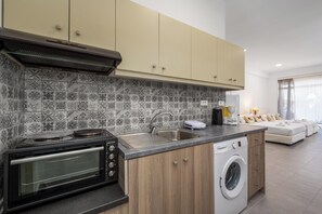 Fridge, oven, coffee/tea maker, electric kettle