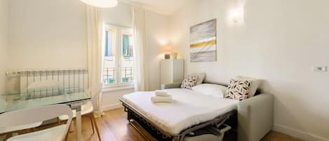 Appartement Deluxe | Coin séjour | Télévision à écran plat de 40 pouces avec chaînes numériques
