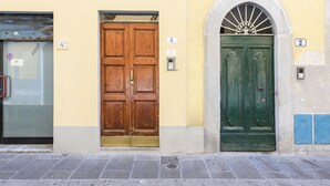 A building with three doors, each marked with a number. - Novella Contemporary Apartment by Mmega (Florence)