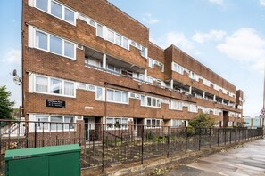 Exterior - 4 Bed Maisonette Contractors Lewisham Greenwich Zone 2 Parking (London)