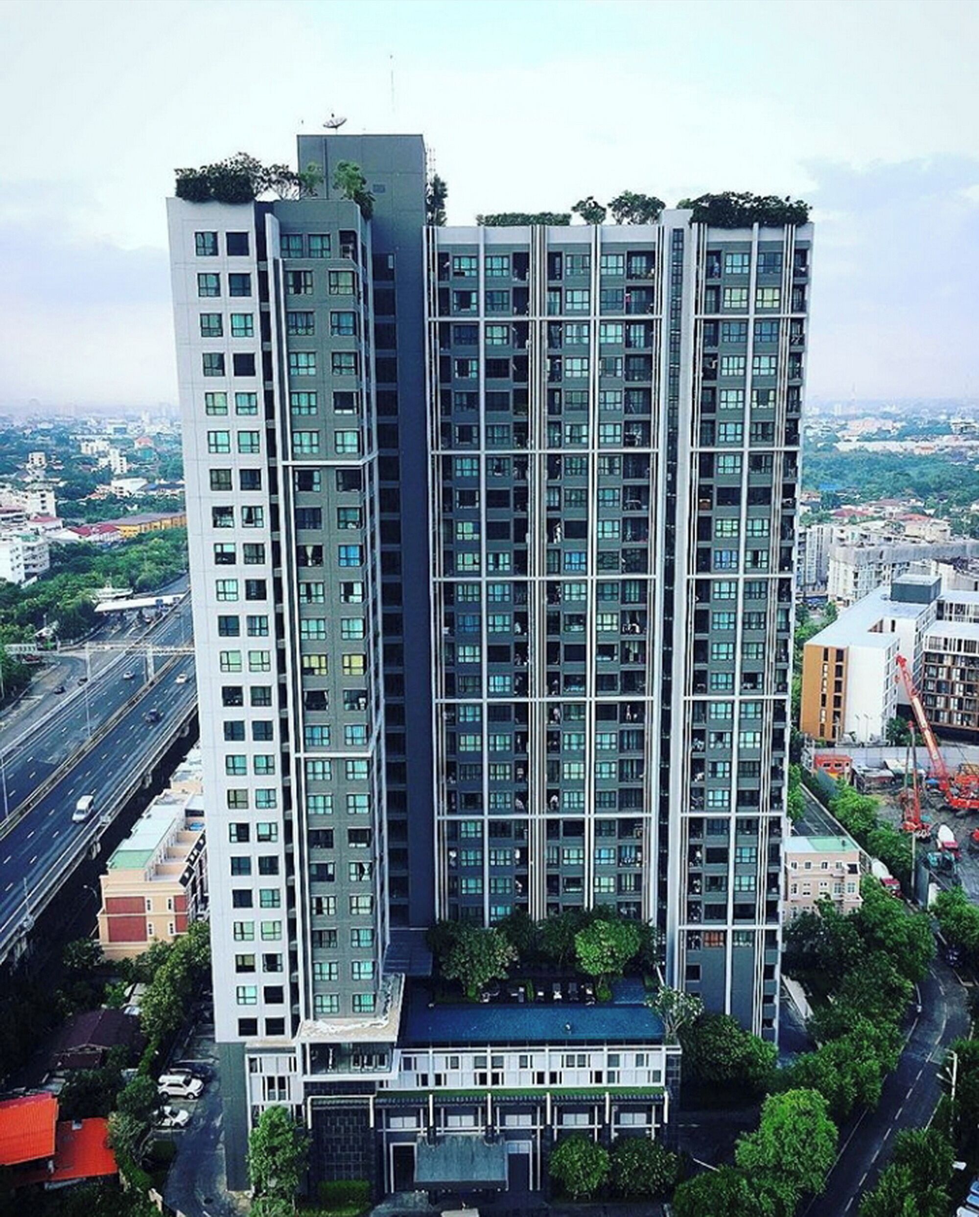 Un immeuble de grande hauteur, doté de nombreux étages, de grandes fenêtres et d’un toit plat.