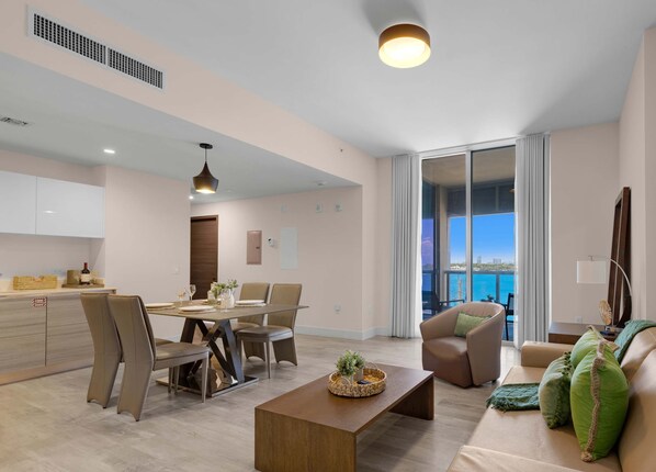 Televisión y oficina 