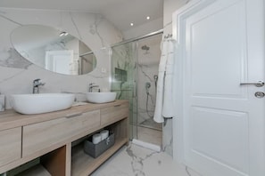 Whirlpool, kostenlose Toilettenartikel, Haartrockner, Hausschuhe
