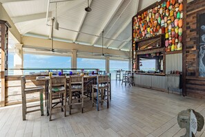 Dining - Villa in Key Largo – Pool & Beach Club (Key Largo)