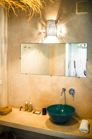 Serviettes fournies, savon, papier toilette