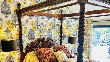 5 bedrooms, desk, iron/ironing board, free WiFi