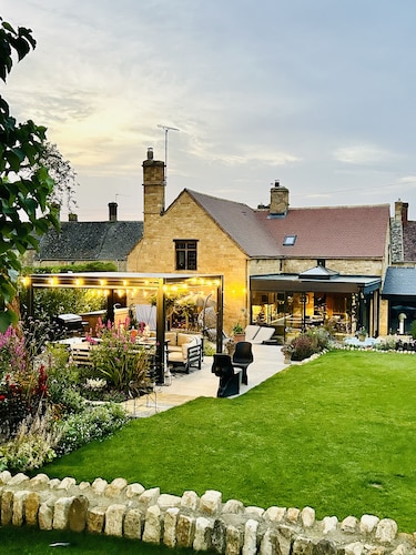 Newly renovated traditional Cotswold house with hot tub and sauna