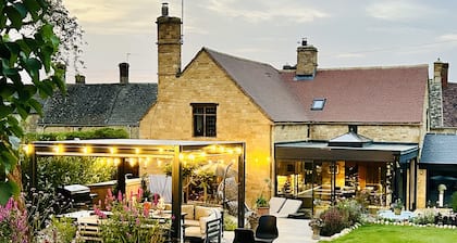 Newly renovated traditional Cotswold house with hot tub and sauna