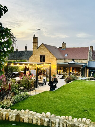 Newly renovated traditional Cotswold house with hot tub and sauna