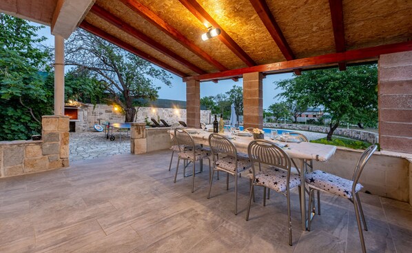 Outdoor dining - Villa Rozaria (Otric)