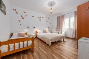 4 bedrooms, free WiFi, bed sheets