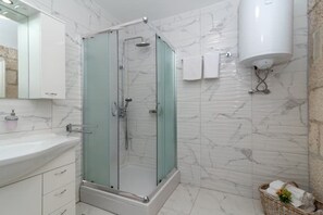 Dusj, hårføner, håndklær og såpe