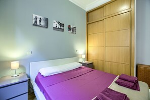 1 dormitori, planxa i posts de planxar, wifi i roba de llit