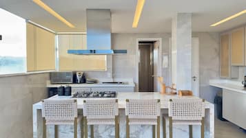 Căn hộ | Bếp riêng | Tủ lạnh, lò vi sóng, lò nướng, máy xay thực phẩm