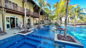 2 hồ bơi ngoài trời