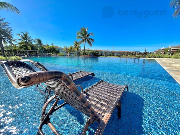 2 สระว่ายน้ำกลางแจ้ง