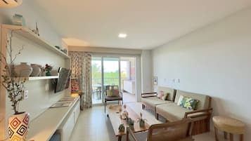 Apartamento premium | Área de estar | TV de tela plana