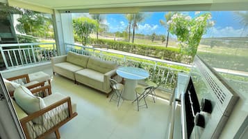 Apartemen Desain | Area keluarga | TV layar datar