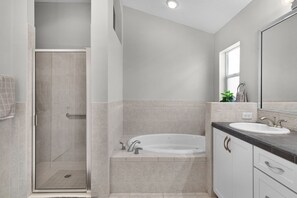 Shower, hair dryer, towels - Swim Spa! 3/2 Designer in the Village of Chatham (The Villages)