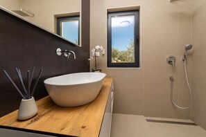 Dusche, Haartrockner, HandtĂŒcher, Seife