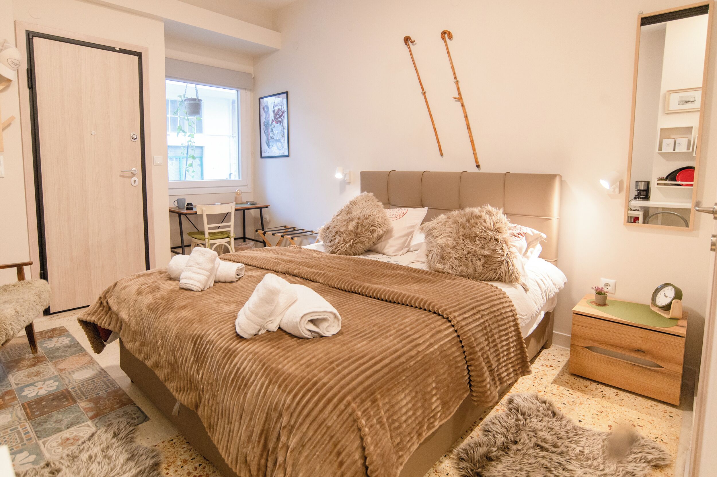 1 dormitorio, caja fuerte, escritorio y tabla de planchar con plancha