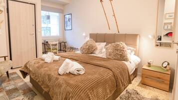 1 dormitorio, caja fuerte, escritorio y tabla de planchar con plancha