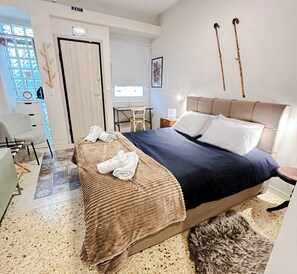 1 habitación, caja de seguridad en la habitación y escritorio 