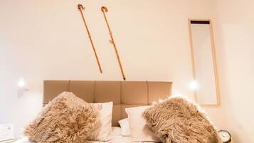 1 slaapkamer, een kluis op de kamer, een bureau