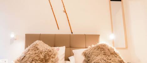 1 slaapkamer, een kluis op de kamer, een bureau