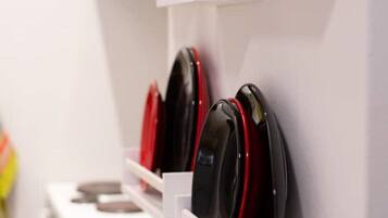 Frigorífico, horno, placa de cocina y cafetera o tetera