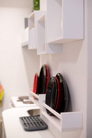 Refrigerador, horno, parrilla de estufa y cafetera y tetera 