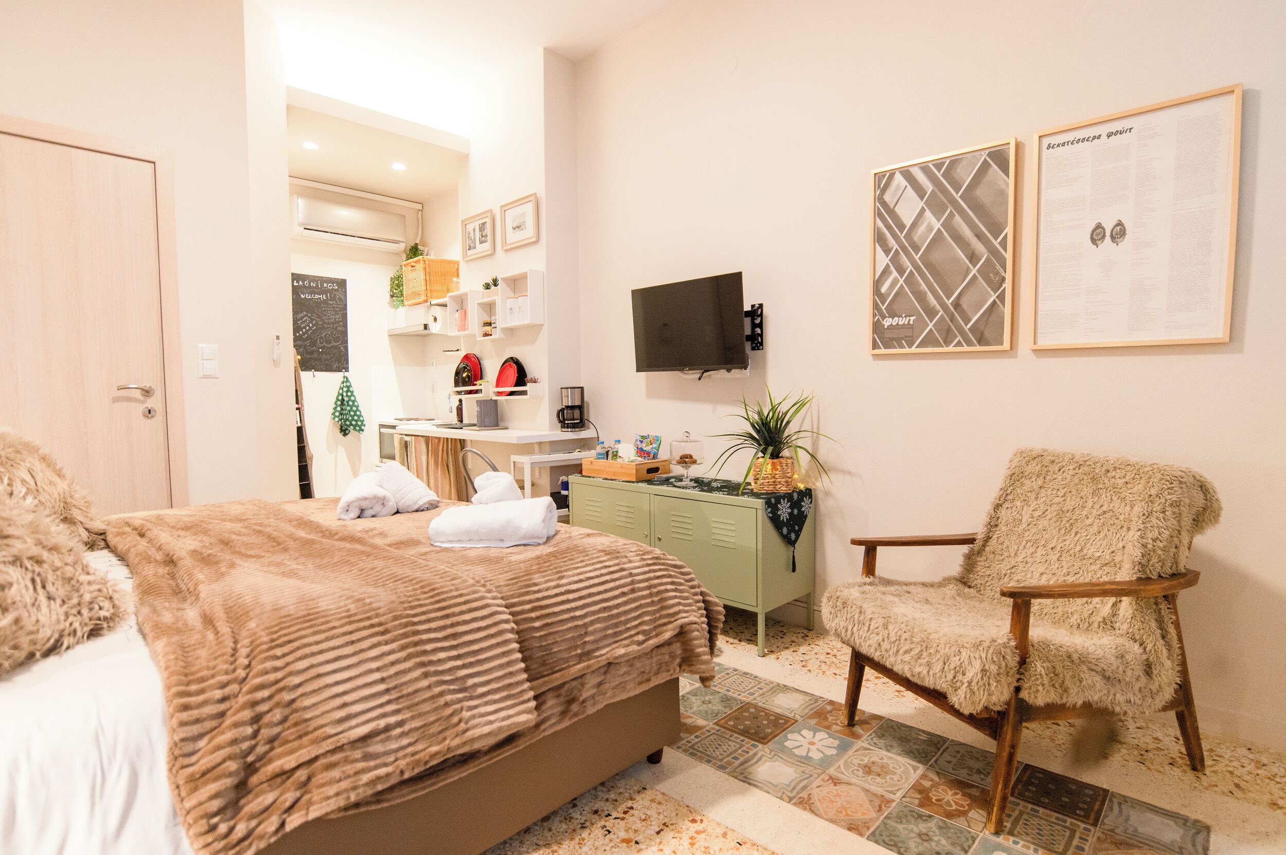 1 slaapkamer, een kluis op de kamer, een bureau