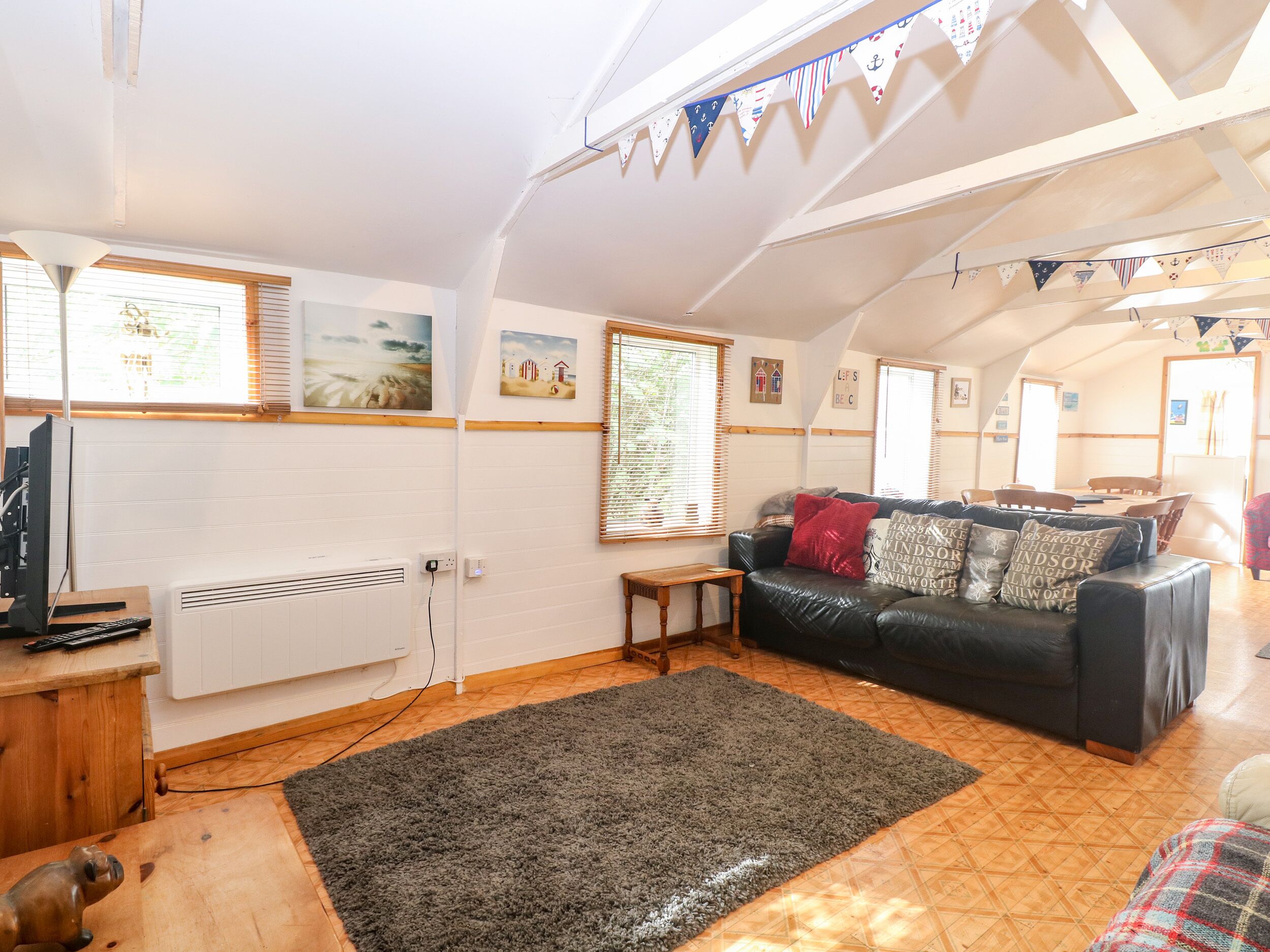Suzanne's Beach Hut, Pet Friendly, Country Holiday Cottage In Walcott - Norfolk