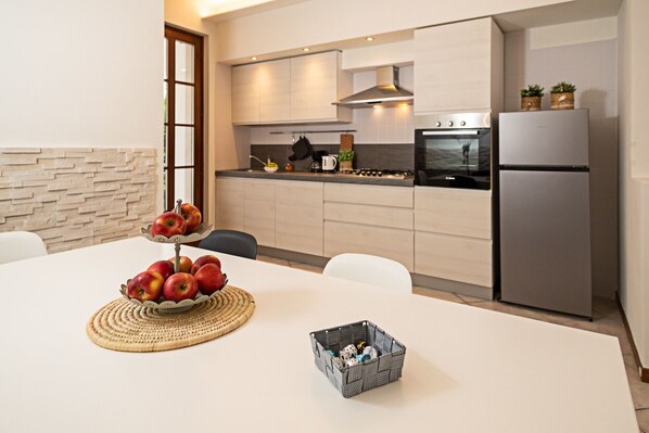Fridge, oven, dishwasher, coffee/tea maker