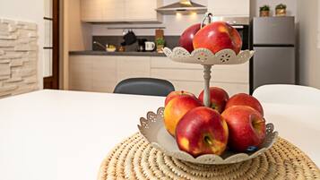 Een koelkast, een oven, een vaatwasser, een koffiezetapparaat/waterkoker