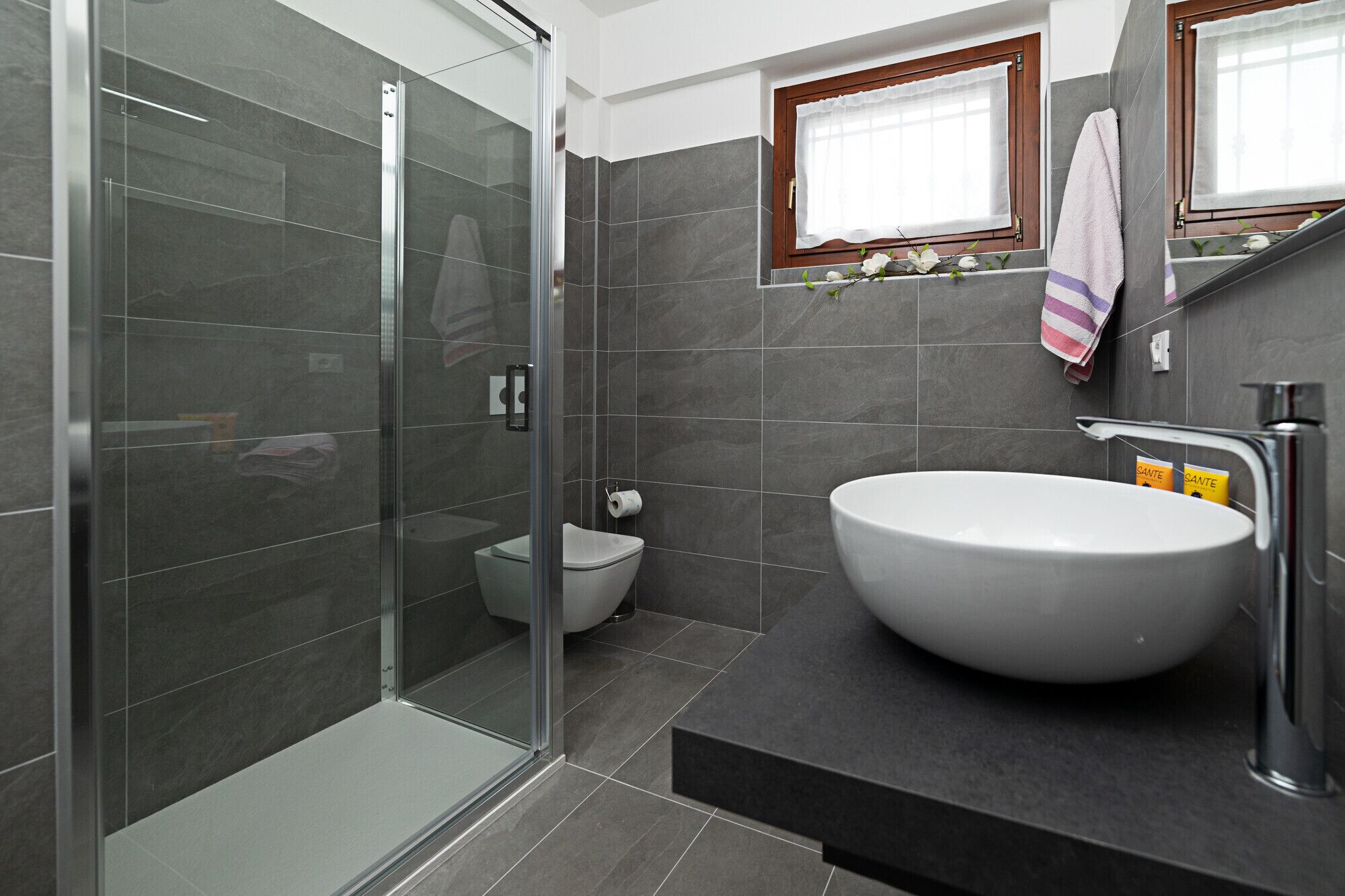 Baignoire, sèche-cheveux, serviettes fournies, papier toilette
