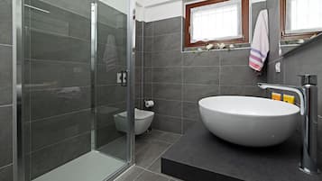 Baignoire, sĂšche-cheveux, serviettes fournies, papier toilette
