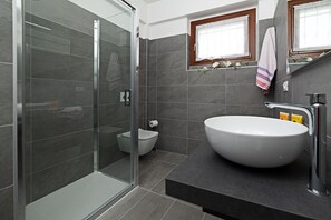 Bathtub, hair dryer, towels, toilet paper - Regarda - "Townhouse 71" with 2 bedrooms, 2 bathrooms, wifi, airco (Bardolino)