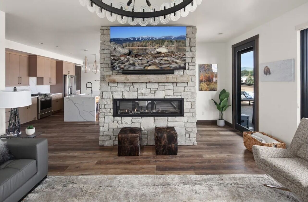 Smart TV, fireplace, stereo