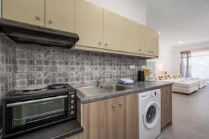 Kühlschrank, Ofen, Wasserkocher mit Kaffee-/Teezubehör, Wasserkocher