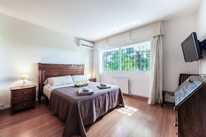 6 makuuhuonetta, työpöytä, Wi-Fi, vuodevaatteet