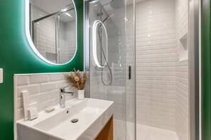 Dusche, Haartrockner, Handtücher