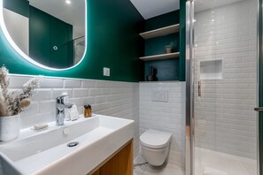 Ensemble douche/baignoire, sèche-cheveux, serviettes fournies