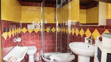 Doccia, set di cortesia gratuito, asciugacapelli, bidet