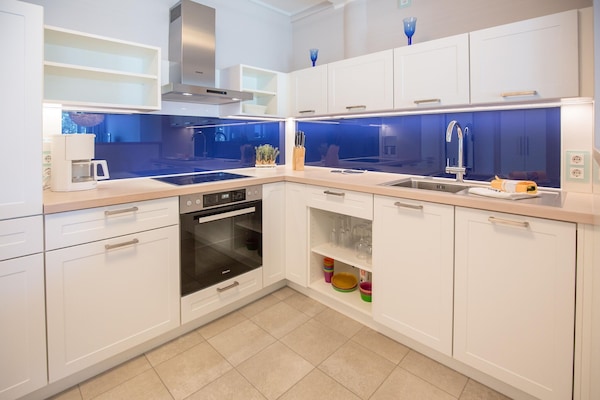 Kühlschrank, Ofen, Herdplatte, Wasserkocher mit Kaffee-/Teezubehör