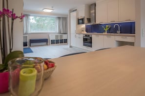 Een koelkast, een oven, een kookplaat, een koffiezetapparaat/waterkoker