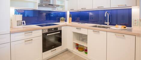 Fridge, oven, stovetop, coffee/tea maker